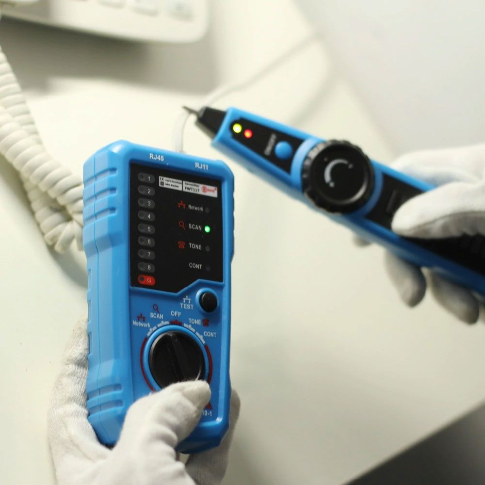 Demonstrating short-circuit and open-circuit wire tracing with the BSIDE FWT11 connected to an RJ45 cable.