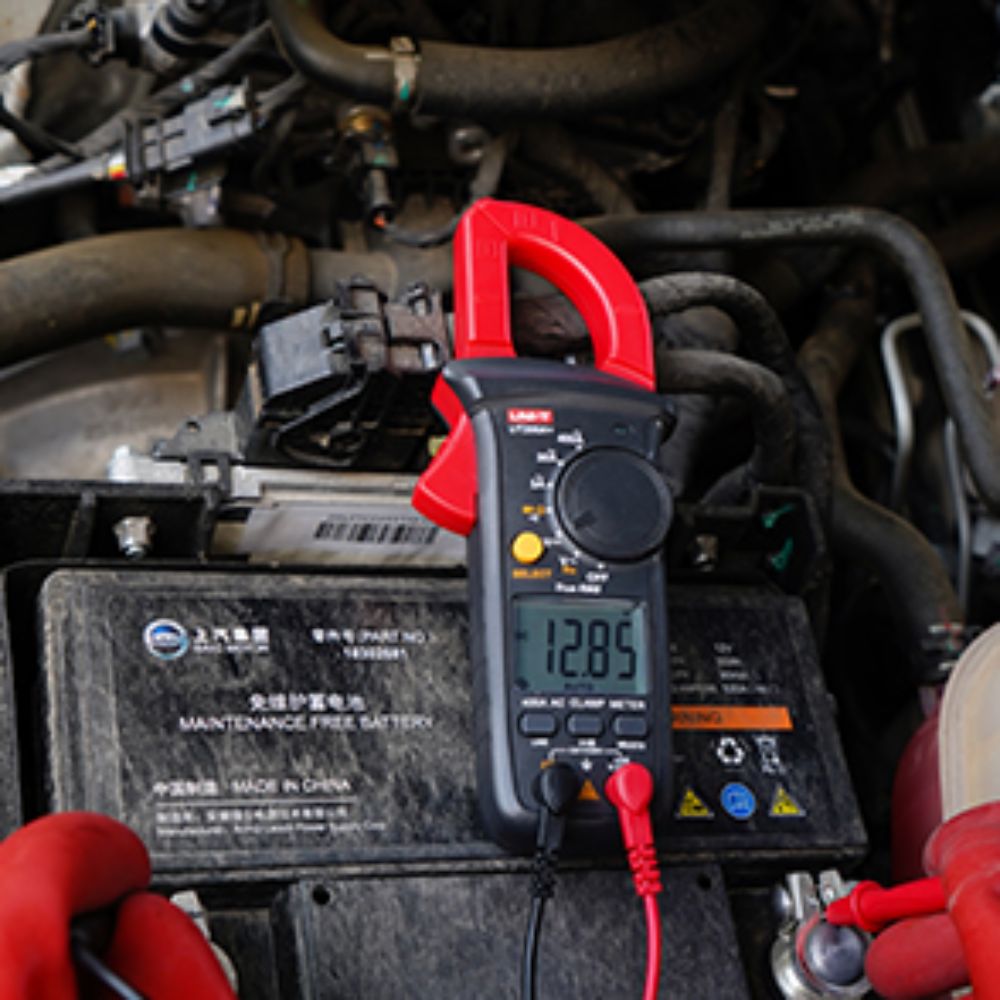 UNI-T UT200B+ Clamp Meter measuring car battery voltage 12.85V DC - automotive diagnostic tool, clamp-on ammeter for alternator testing, battery load check, vehicle electrical repair in Sri Lanka
