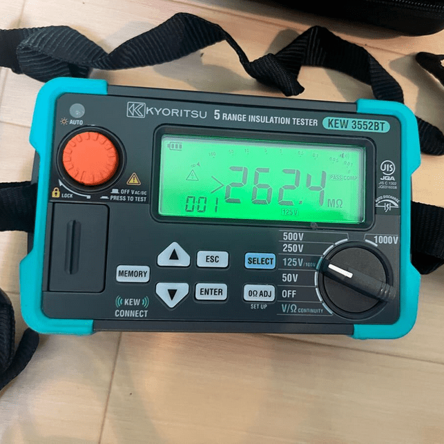 Close-up of the front display on KYORITSU KEW 3552BT continuity and insulation tester, powered on, showing 262.4 MΩ with backlit screen.