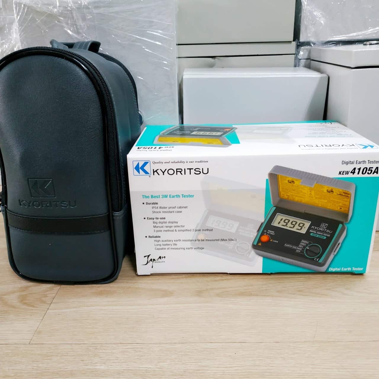 The official KYORITSU branded retail box and the durable soft carrying case for the KEW 4105A earth tester, highlighting the professional packaging.
