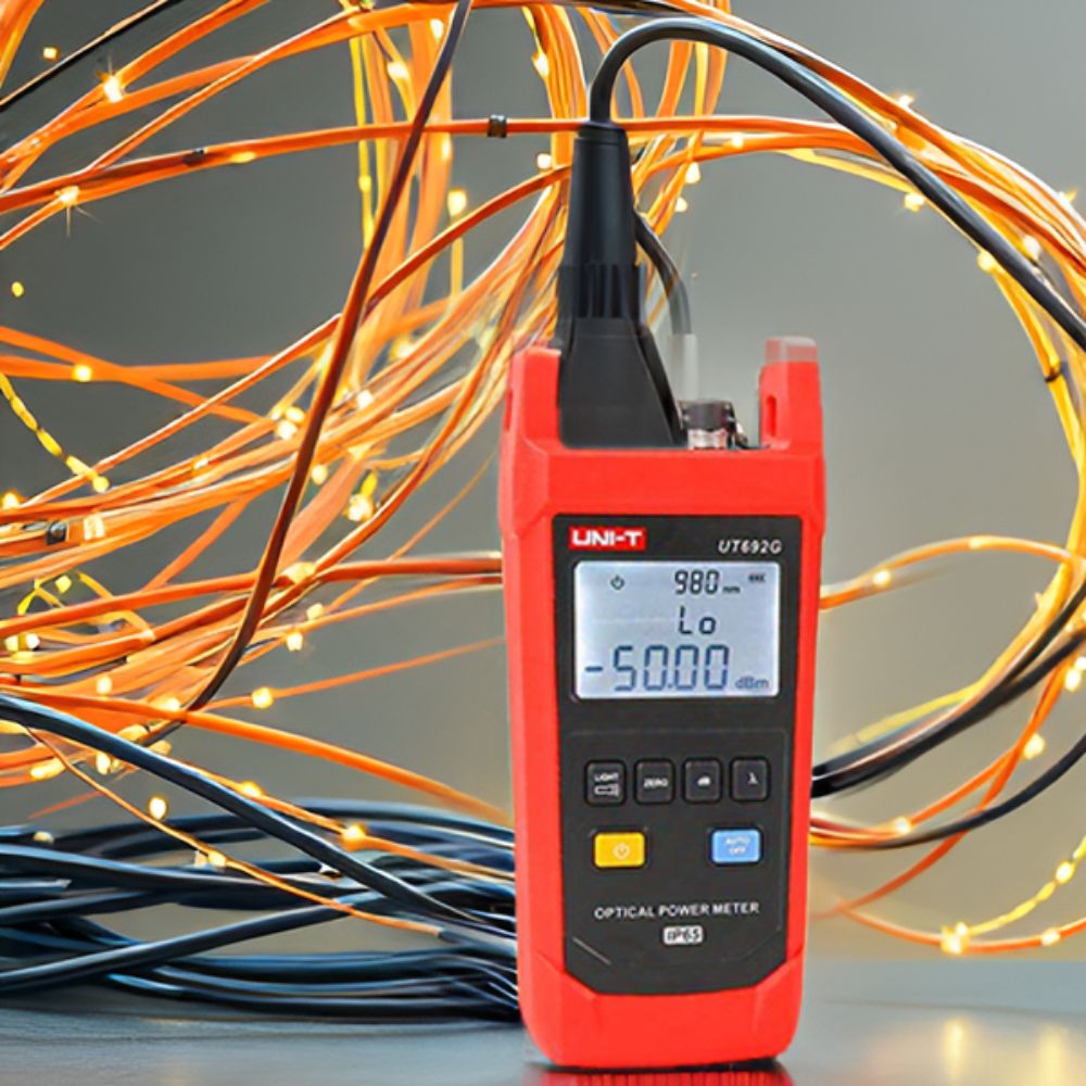 Troubleshooting high-power optical data links in a server room using the UT692G fiber network measuring instrument.