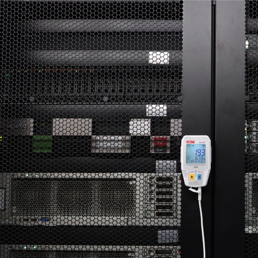 UNI-T A57 BT Bluetooth humidity recorder monitoring server room temperature and humidity conditions to protect sensitive IT equipment