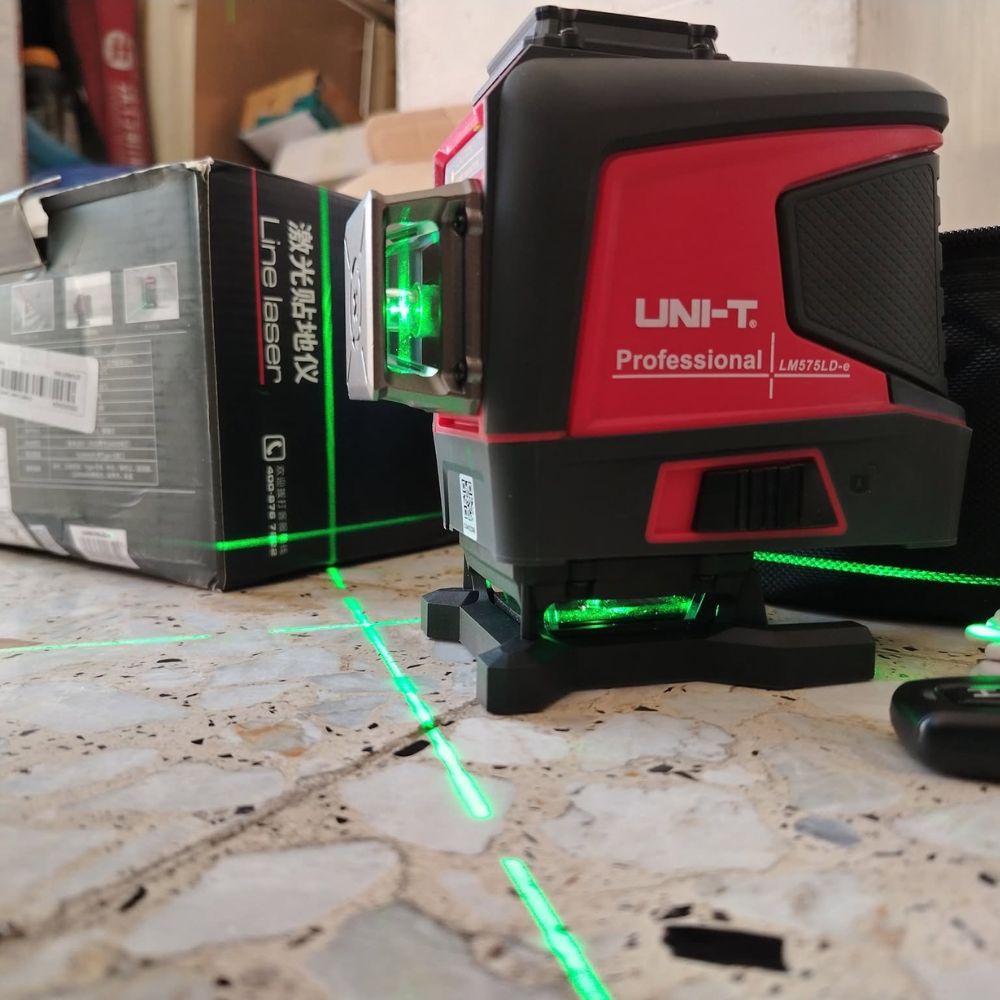 UNI-T LM575LD-e 12-Line 3D Laser Level with Remote Control projecting green laser lines during self-leveling