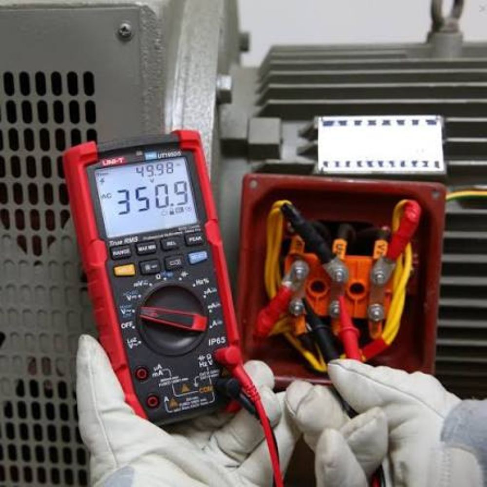 UNI-T UT195DS dual display multimeter with low-pass filter testing a motor driven by a variable-frequency drive in Sri Lanka