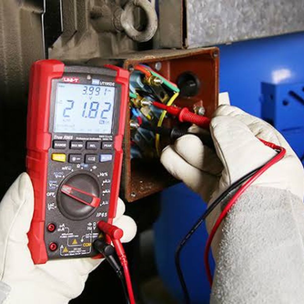 UNI-T UT195DS dual display multimeter with low-pass filter performing transient voltage and current analysis on a motor system