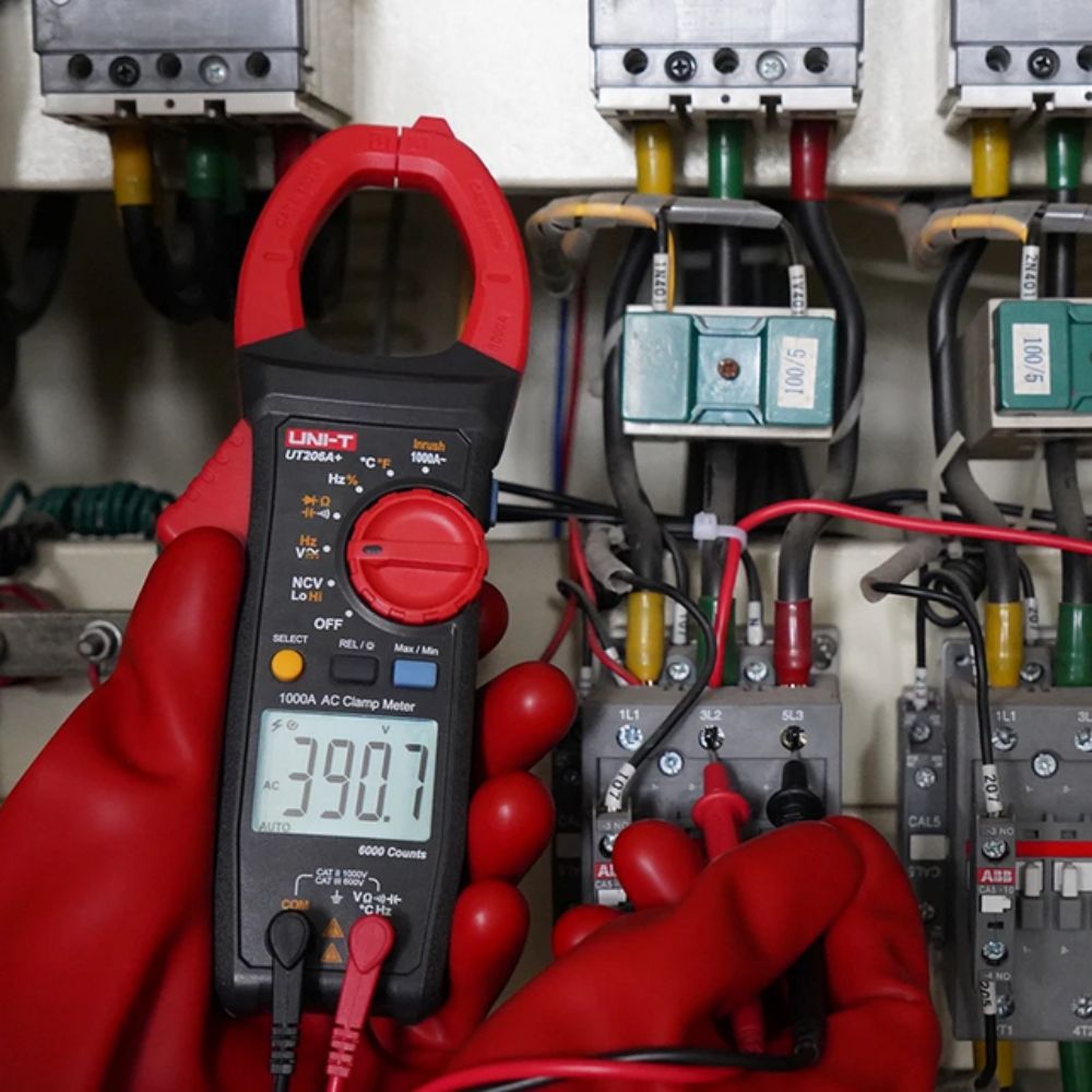 UNI-T UT206A+ digital clamp meter measuring 3-phase power supply voltage – 1000V AC/DC True RMS voltage testing for electrical panels, industrial motors, distribution boards Sri Lanka.