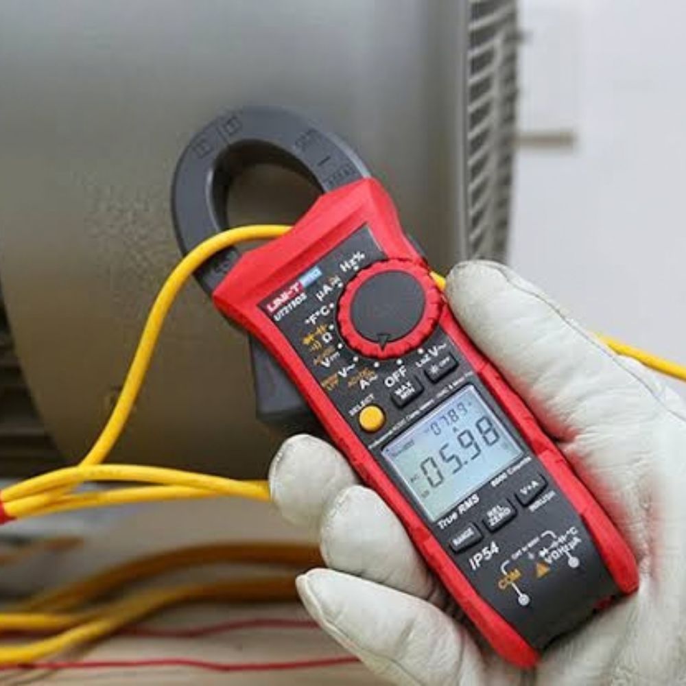 UNI-T UT219DS clamp meter measuring current on industrial wiring in Sri Lanka