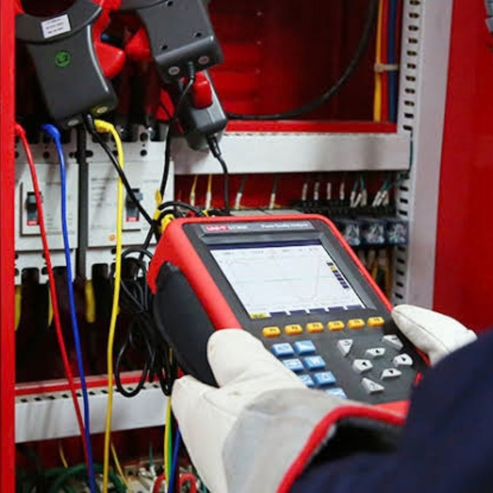 UNI-T UT285C analyzer monitoring an industrial power supply for harmonics and voltage quality
