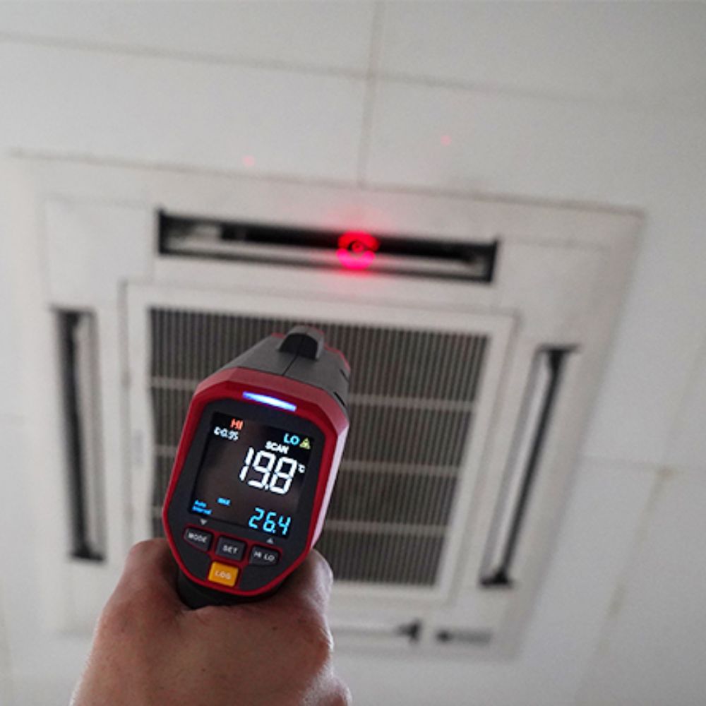 UNI-T UT303D+ infrared thermometer performing scheduled HVAC temperature measurement with onboard data logging and time-stamp recording