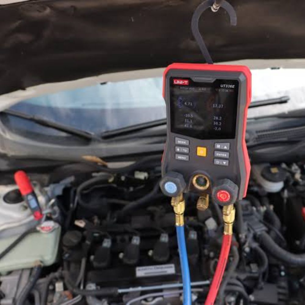 UNI-T UT336E KIT digital manifold gauge connected to an automobile air-conditioning refrigerant pipeline for pressure monitoring and diagnostics