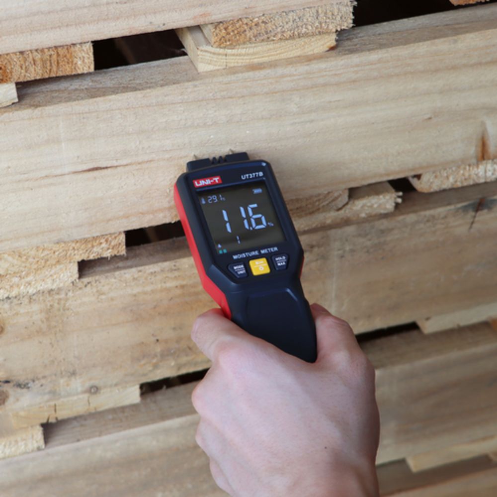UNI-T UT377B wood humidity tester measuring rubber pallet moisture content 11.6%, pin-type digital moisture detector for pallets timber construction materials, woodworking quality control tool