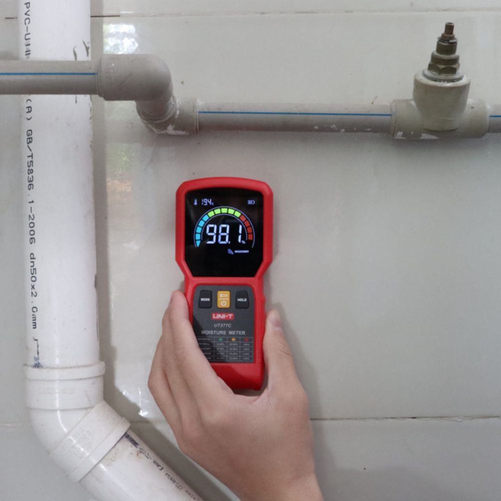 UNI-T UT377C pinless moisture detector scanning bathroom masonry wall, masonry mode 98.1% high damp reading, water damage detector for tiles plaster restoration leak detection