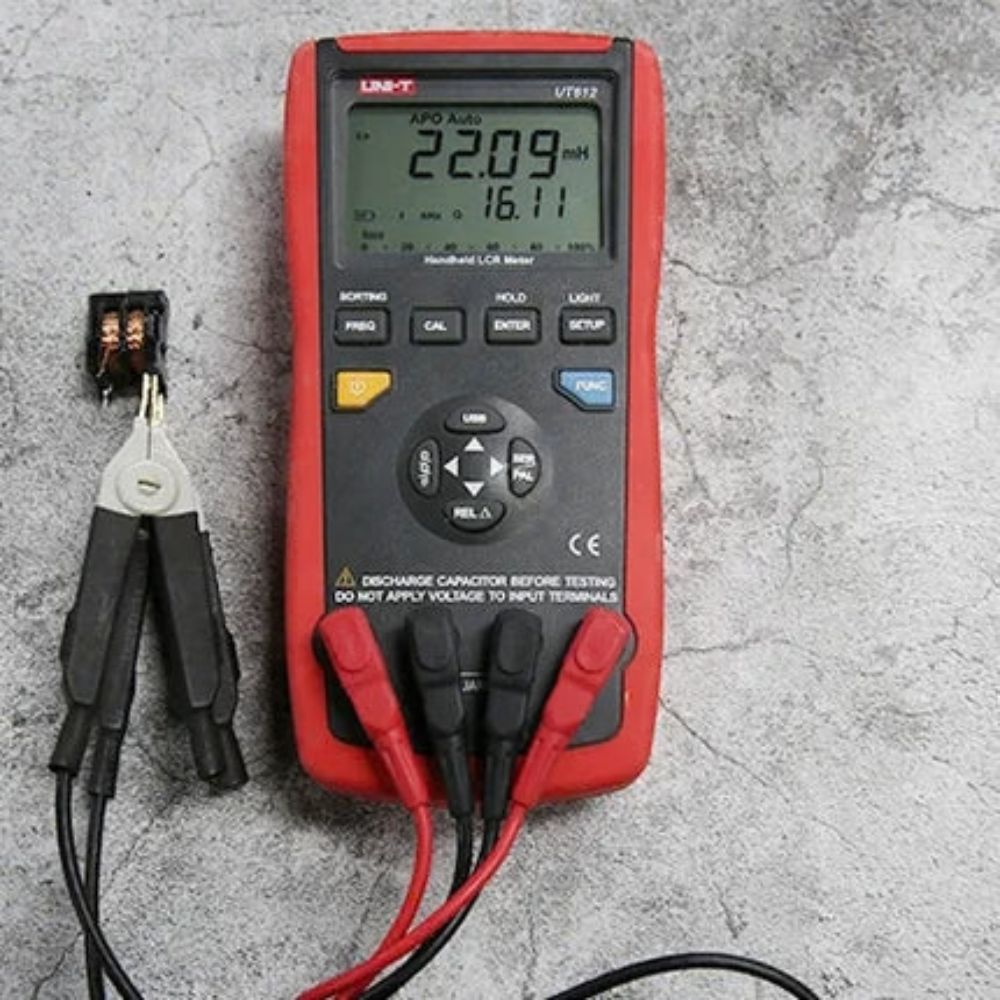 UNI-T UT612 LCR meter measuring resistance value of a resistor
