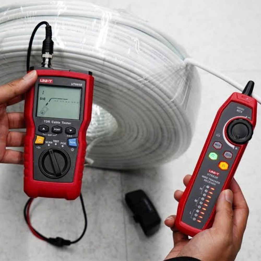 UNI-T UT685B KIT TDR cable tester measuring cable length on a new roll of Cat6 network cable
