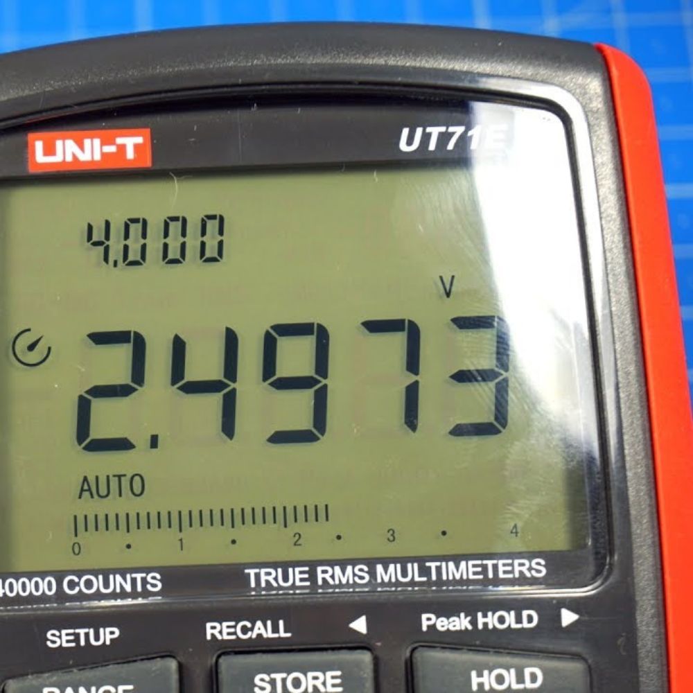 UNI-T UT71E Intelligent Multimeter 73mm LCD display closeup showing 40000-count resolution, analog bar graph, Bluetooth indicator and measurement readings - High precision True RMS display Sri Lanka.