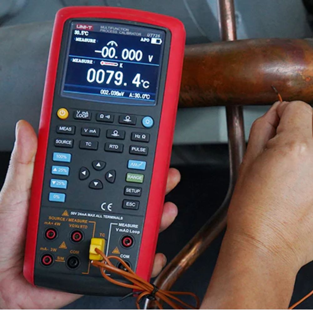 UNI-T UT725 advanced process calibrator sourcing thermocouple (K/E/J/T types) and RTD (Pt100) signals for temperature sensor and transmitter calibration in industrial applications.