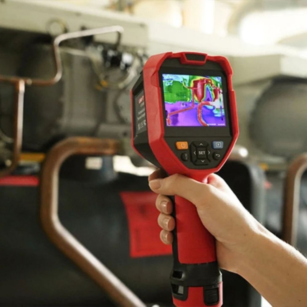 UNI-T UTi720E thermal camera monitoring an industrial pneumatic system