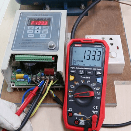 UNI-T UT161E in Low Pass Filter (LPF) mode measuring motor starting control circuit, filtering VFD noise for accurate AC voltage readings in automation systems.