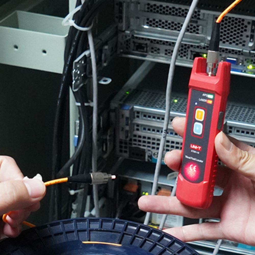 Identifying faulty optical connectors in a data center network rack using the UT691-01 650nm red-light fiber diagnostic tool.