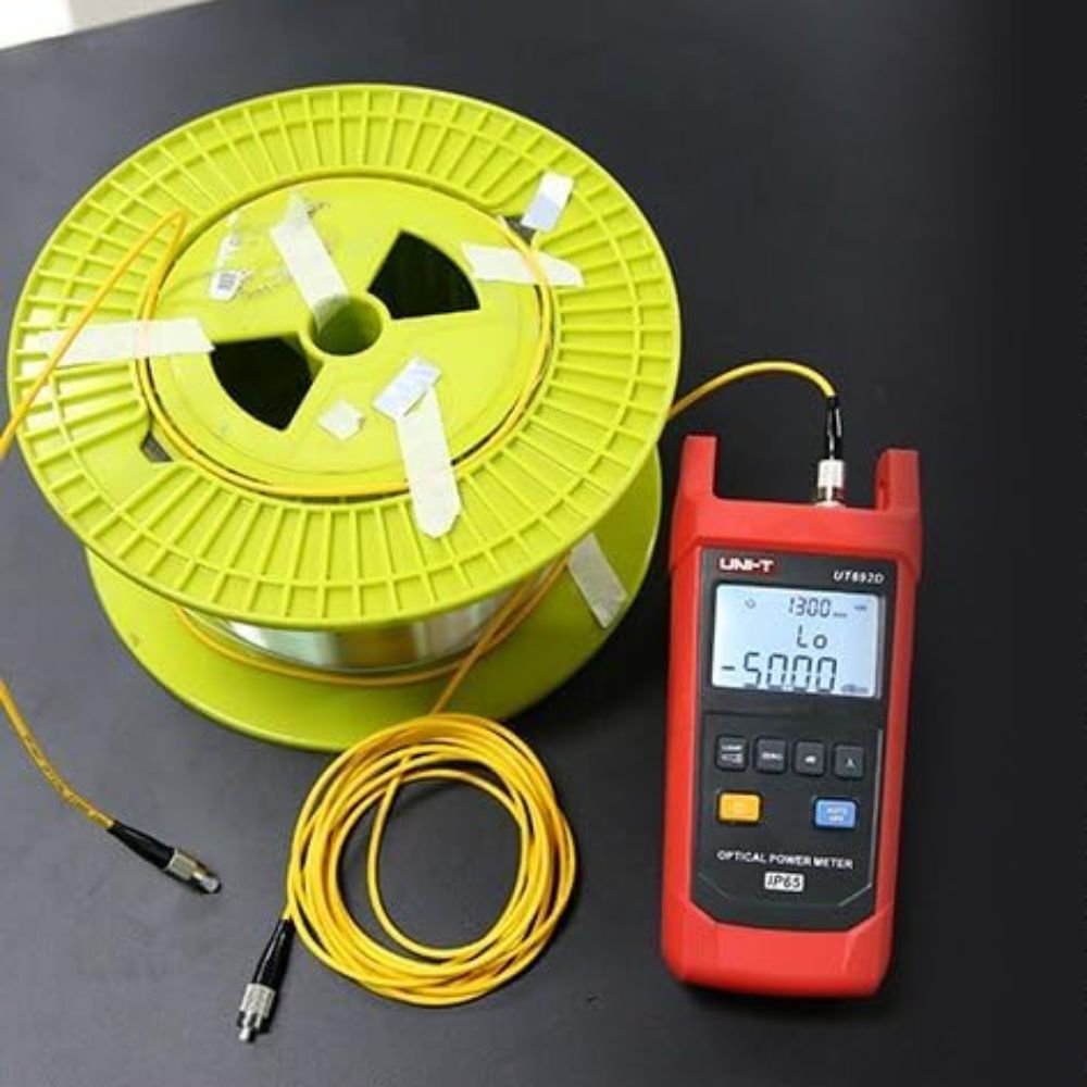 Verifying signal integrity on a fiber spool using the UT693D optical multimeter's dual measurement and physical fault detection capabilities.